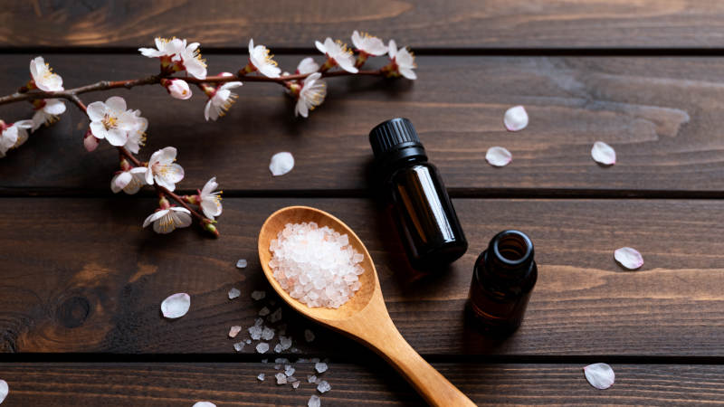 樱花与精油静物图片