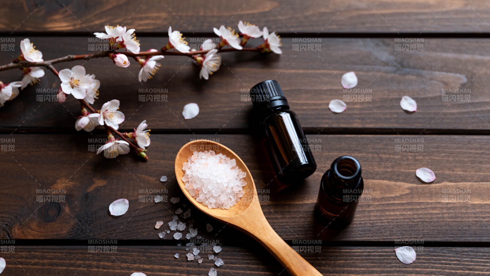 樱花与精油静物图片
