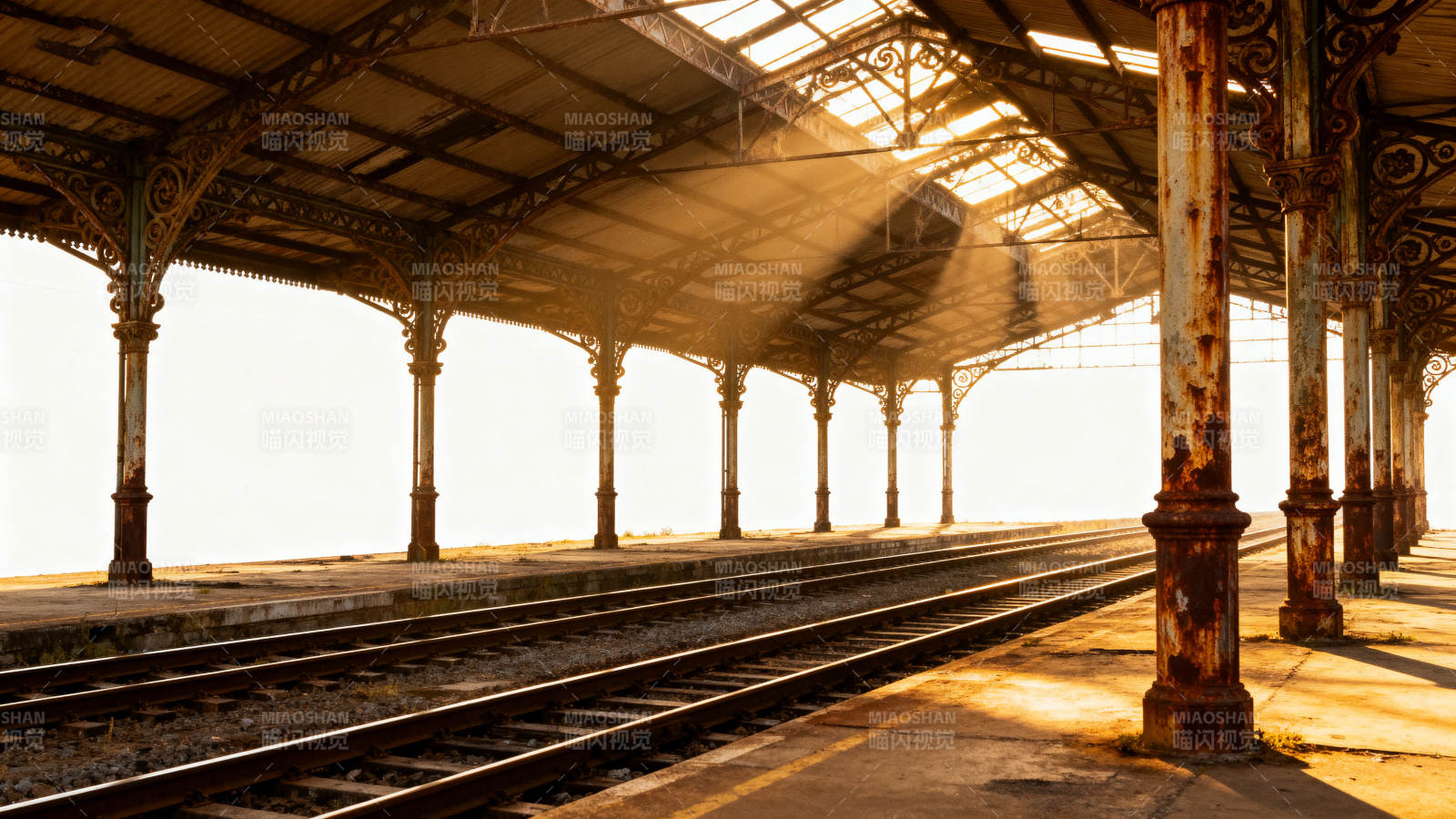 夕阳下的铁轨站台图片