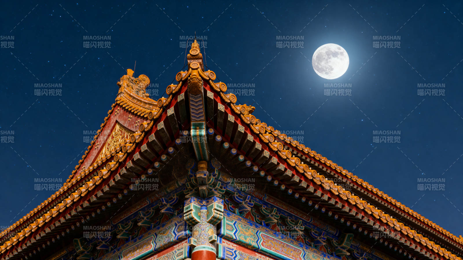 月照古殿檐角图片