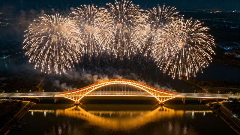 桥上烟花绽放图片