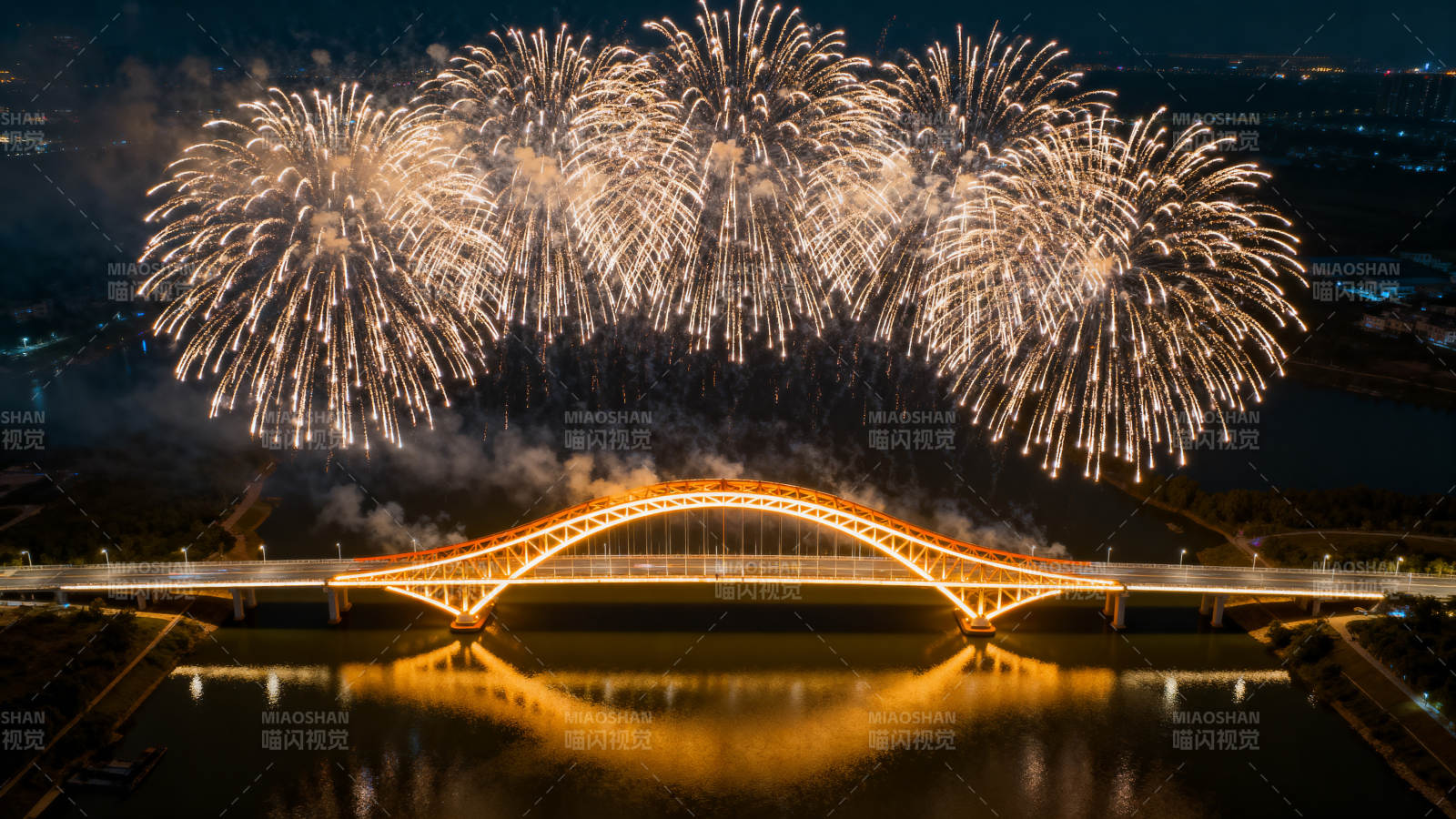 桥上烟花绽放图片