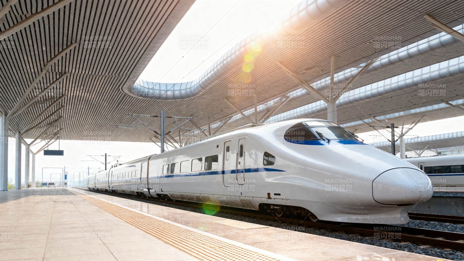 高速列车进站图片
