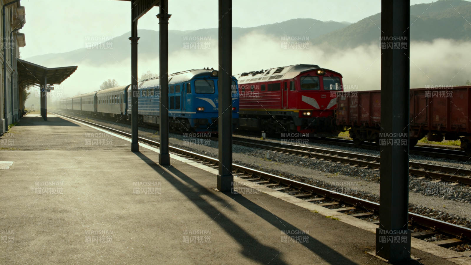 车站双列火车并行图片