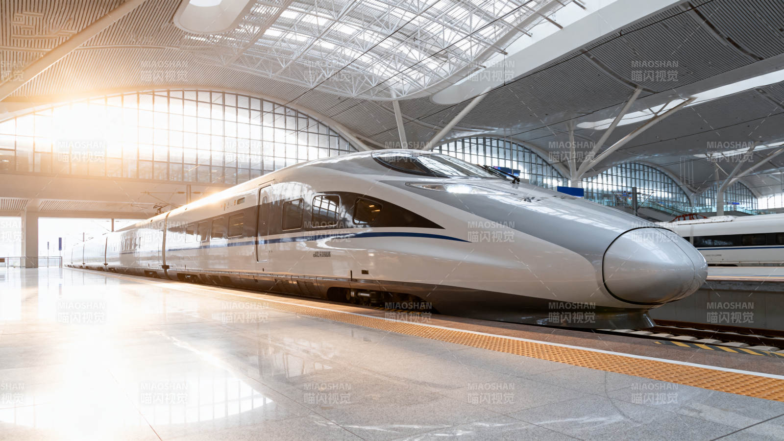 高速列车进站图片