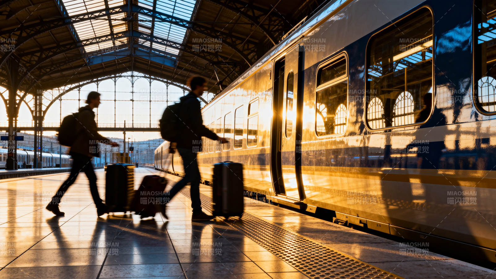 车站黄昏行旅图图片