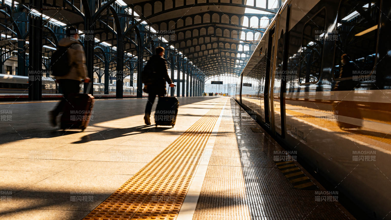 站台候车 光影交错图片