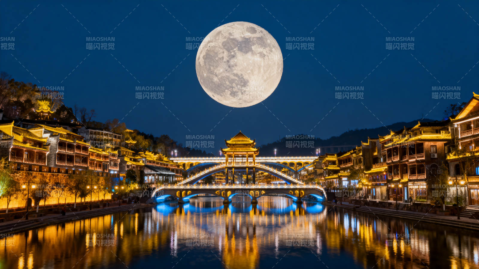 月照古桥夜景图片