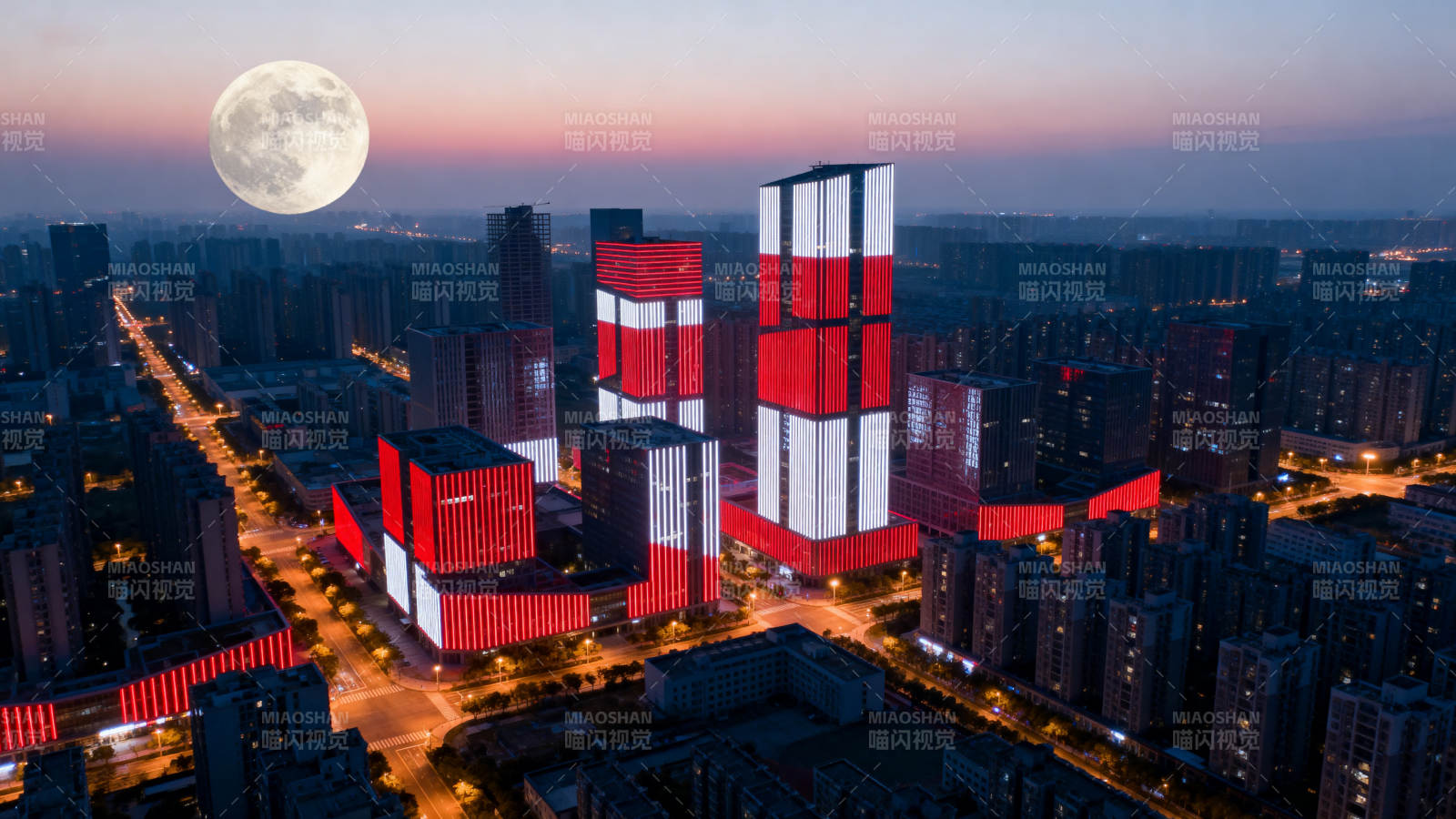 月照红白楼宇图片