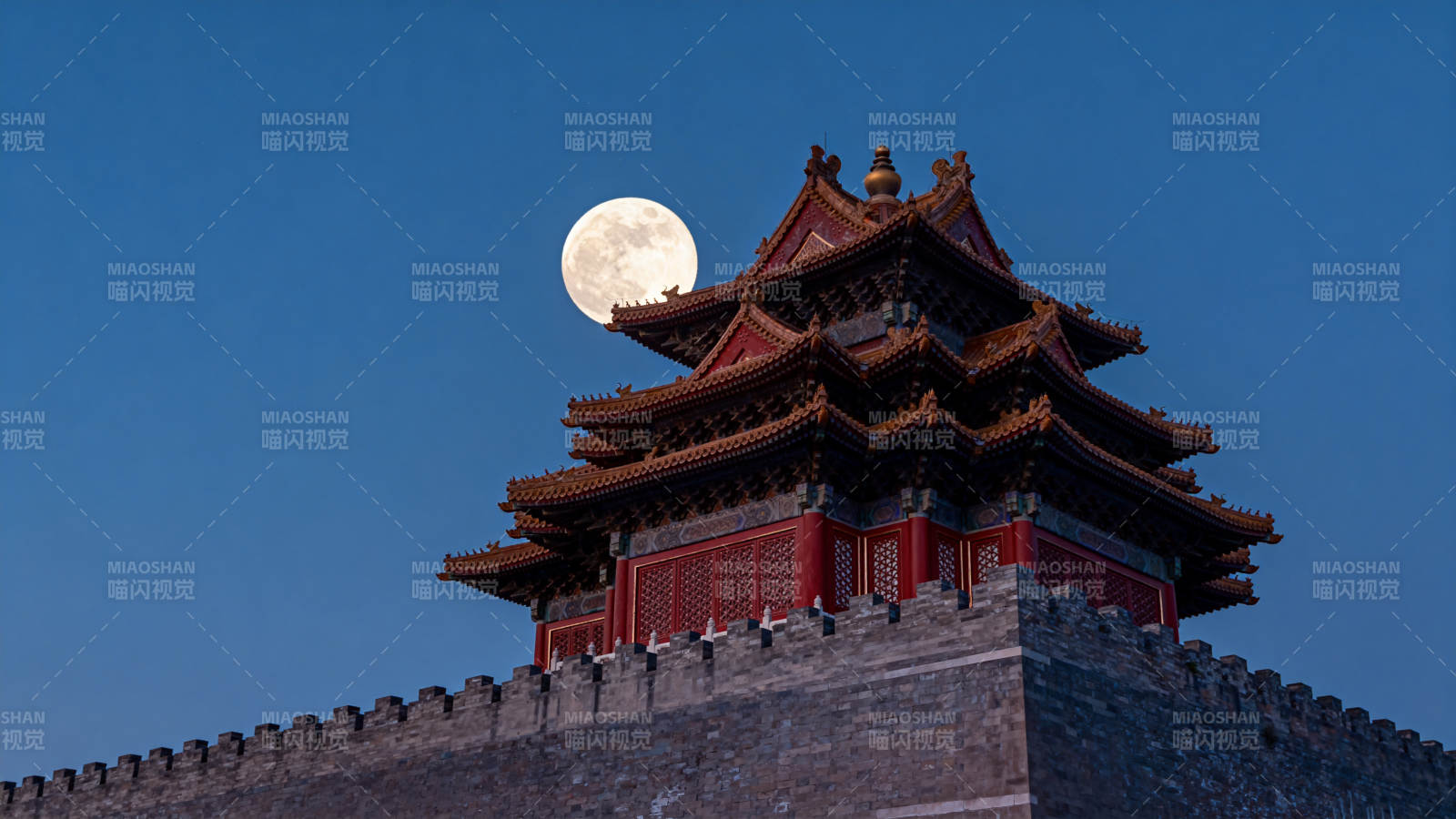 月照古塔夜景图片