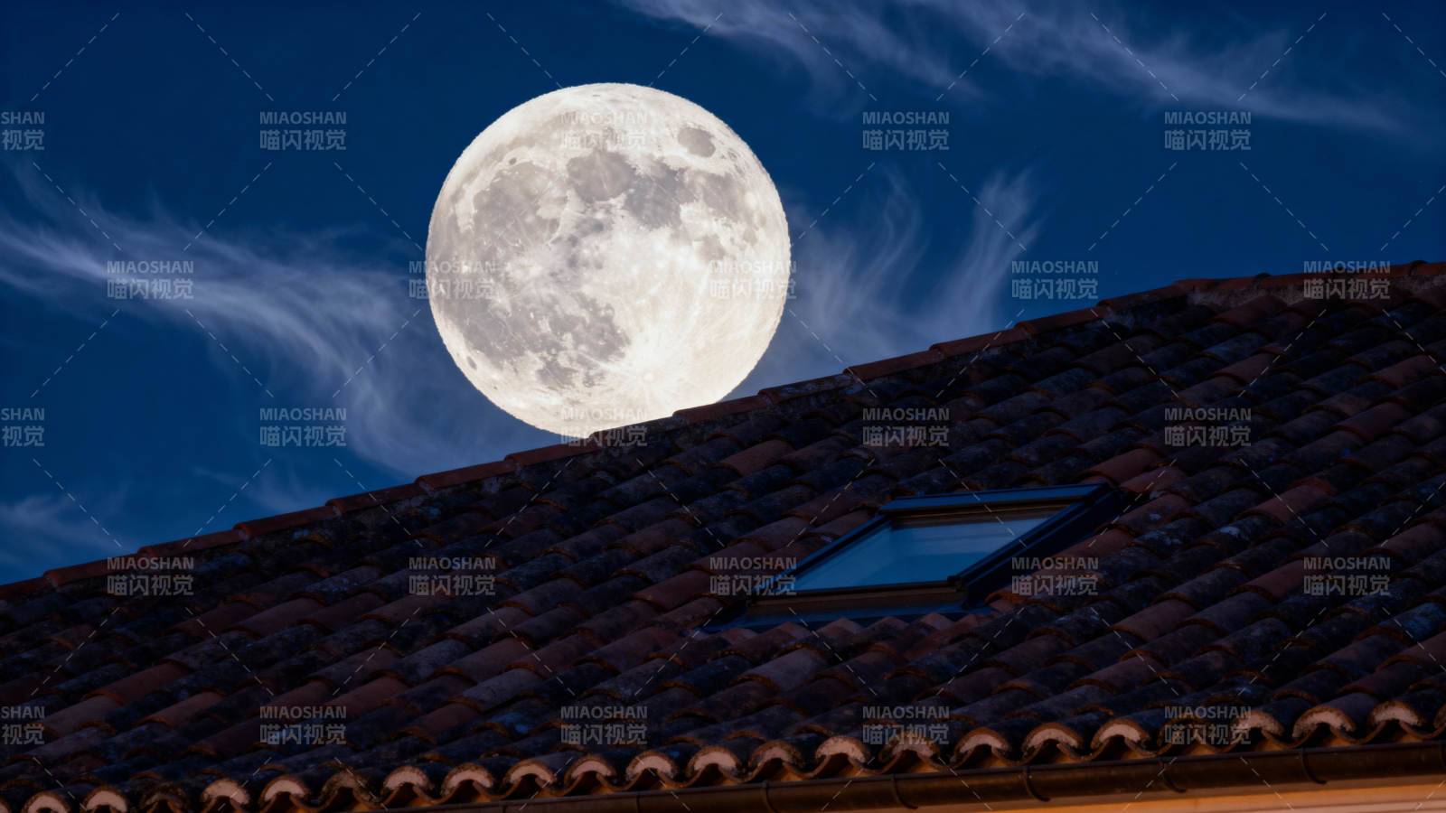 明月照屋顶图片