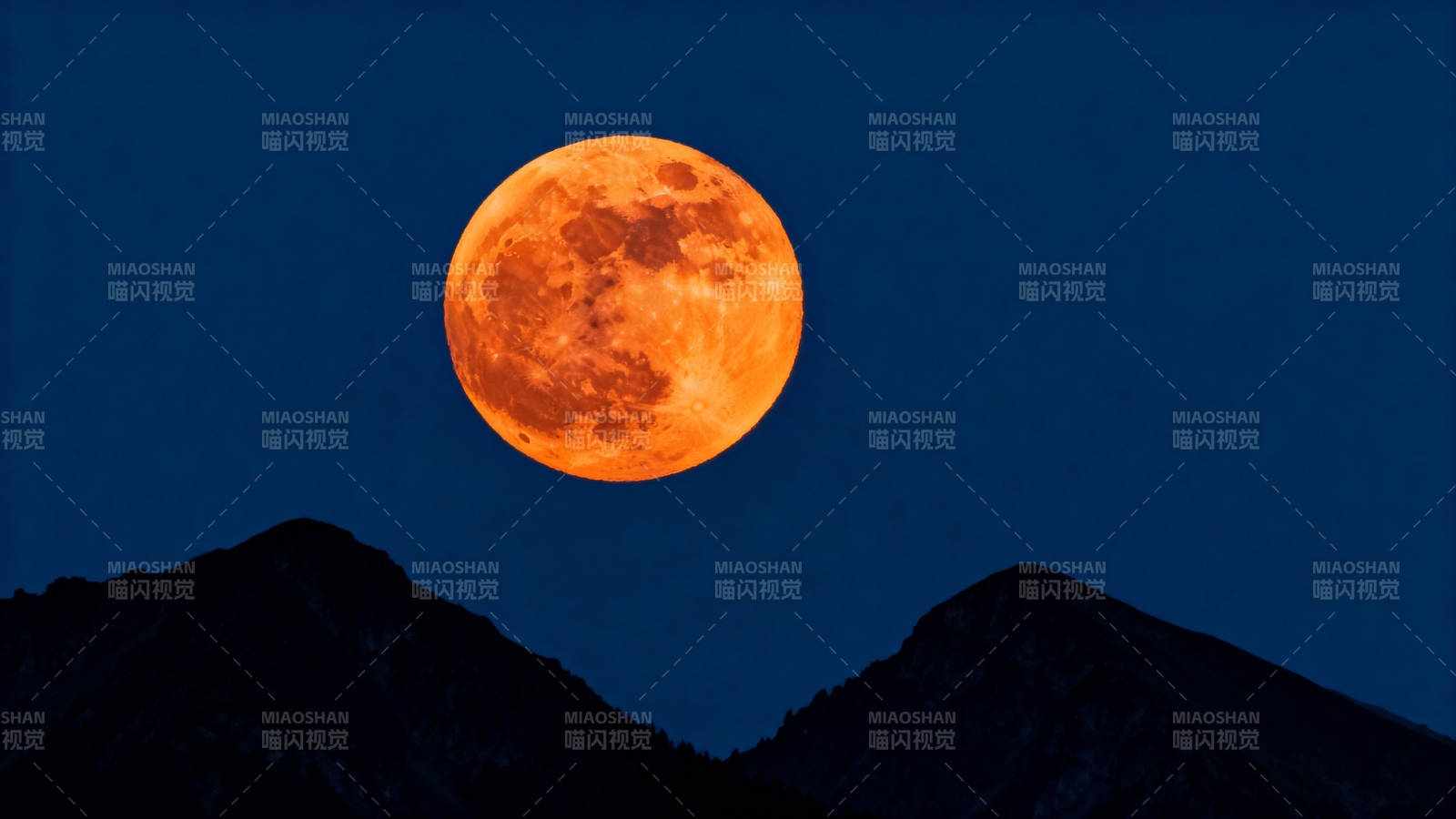 红月悬山巅图片