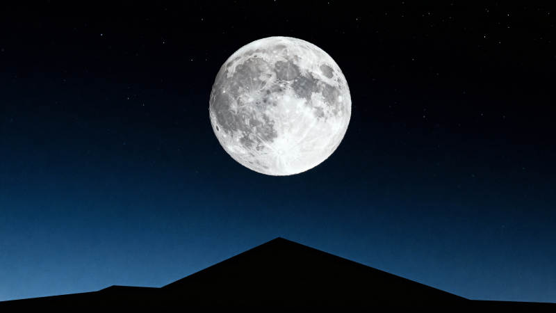 明月高悬夜空图片