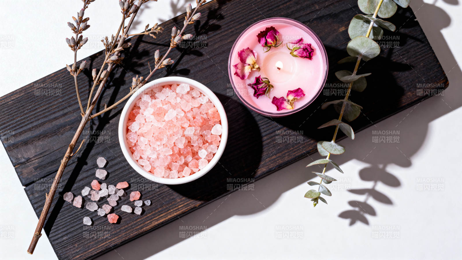 香薰与玫瑰盐浴图片
