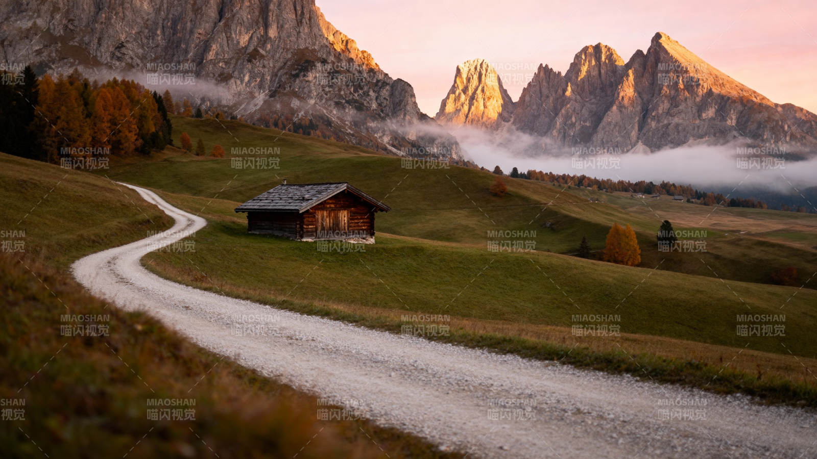 山间小屋晨曦美景图片