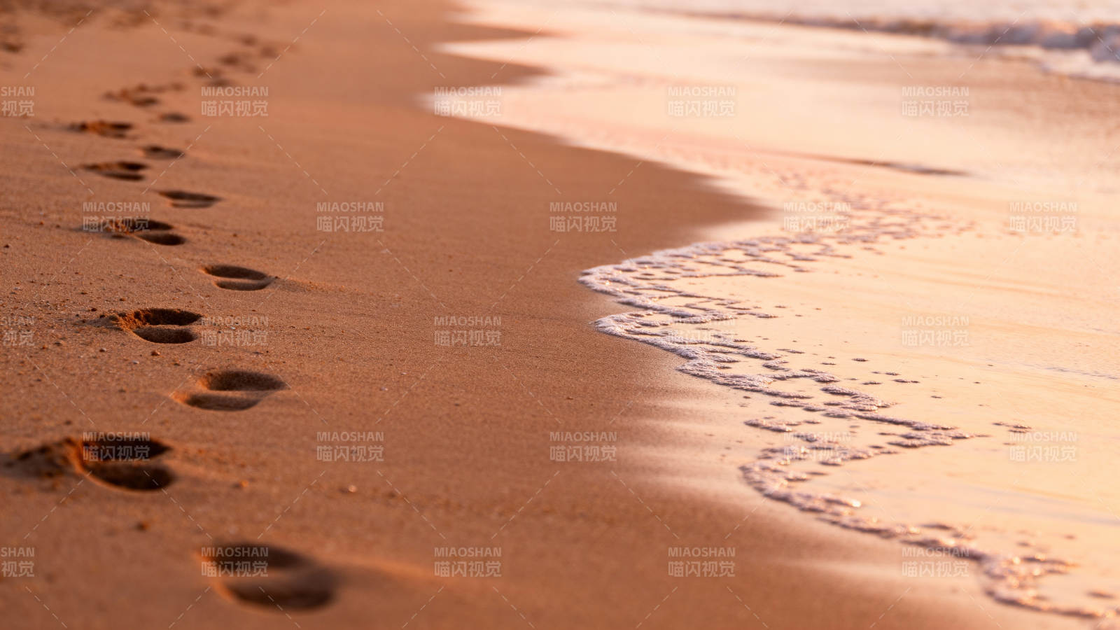 沙滩足迹与海浪图片