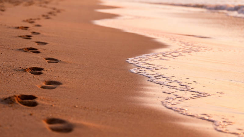 沙滩足迹与海浪图片