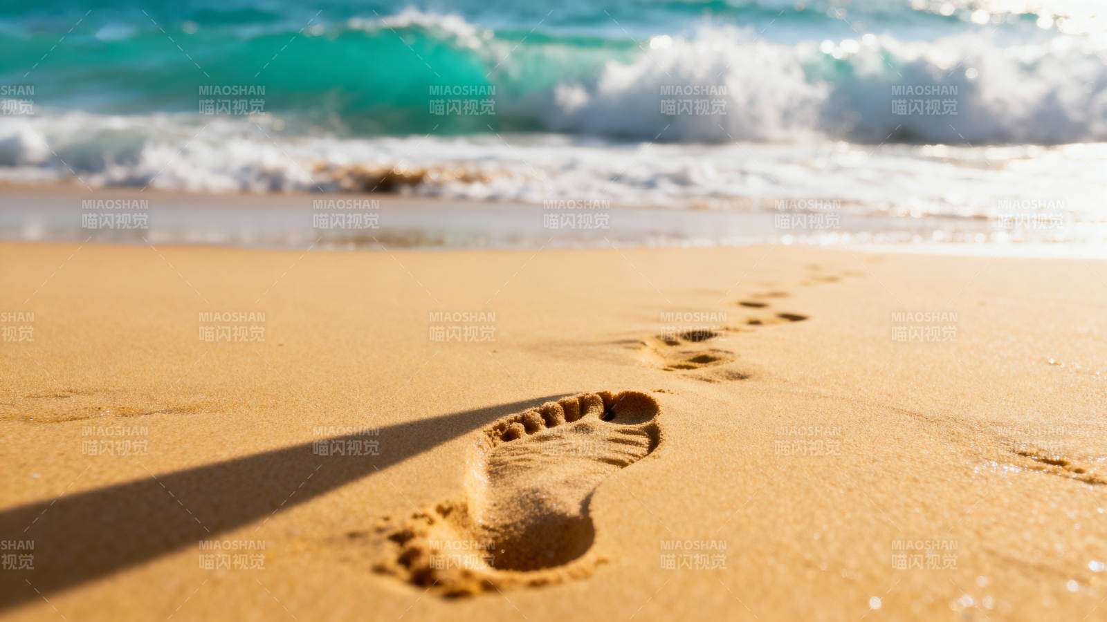 沙滩足迹与海浪图片