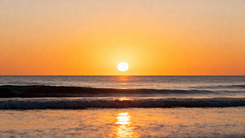 夕阳海面波光粼粼图片