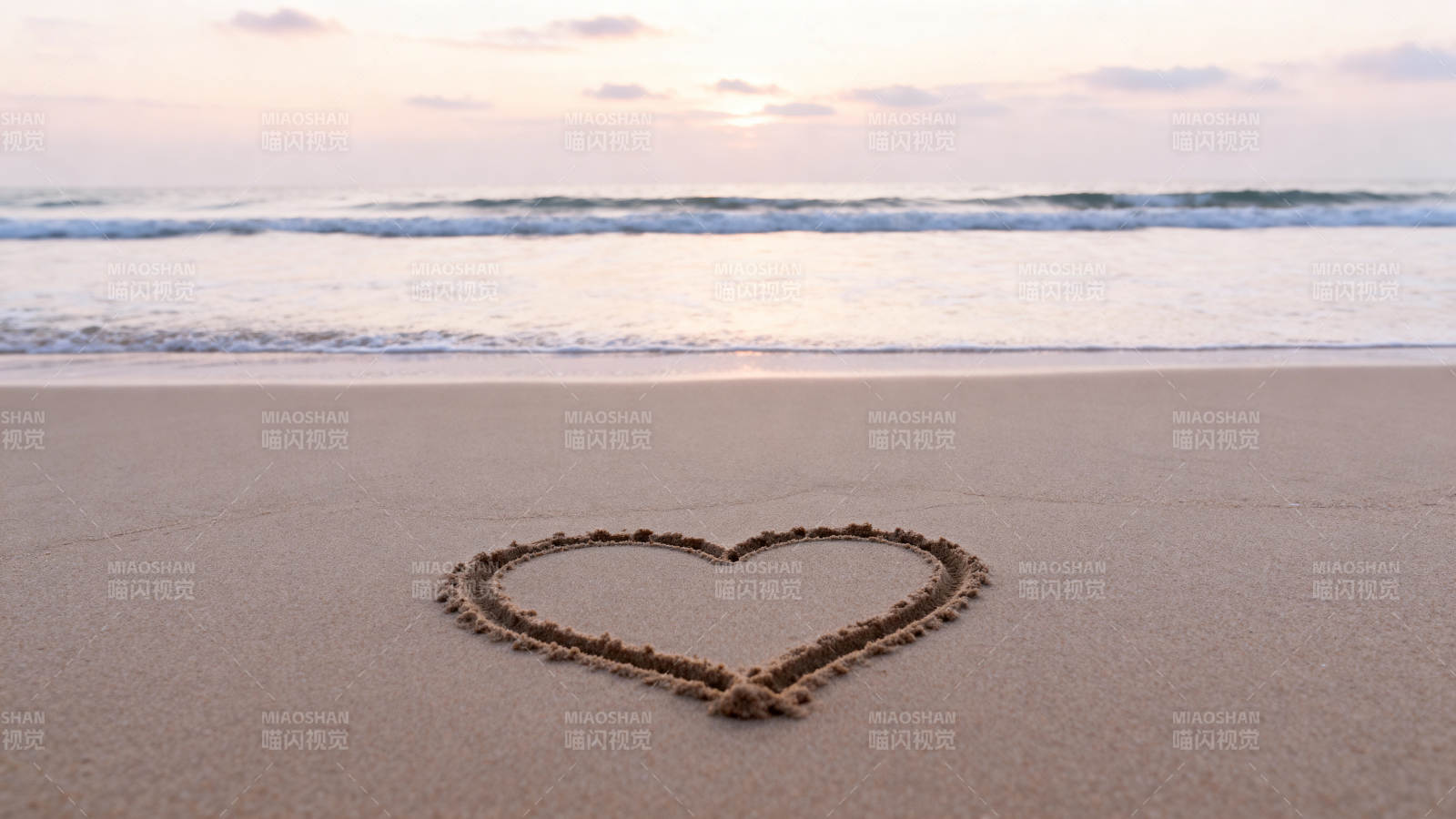 沙滩上的爱心图片