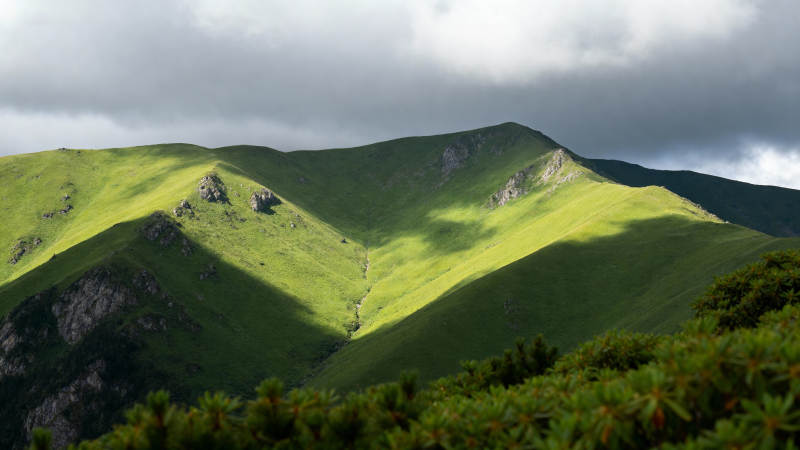 青山叠翠云影间图片