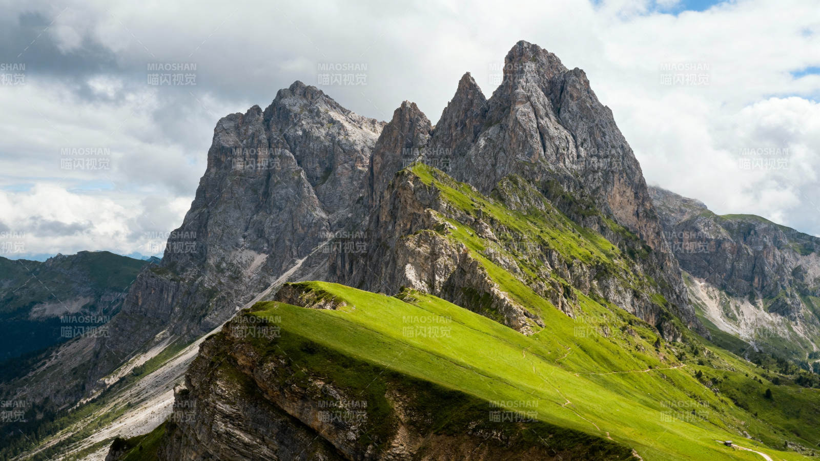 青山峻岭云雾缭绕图片