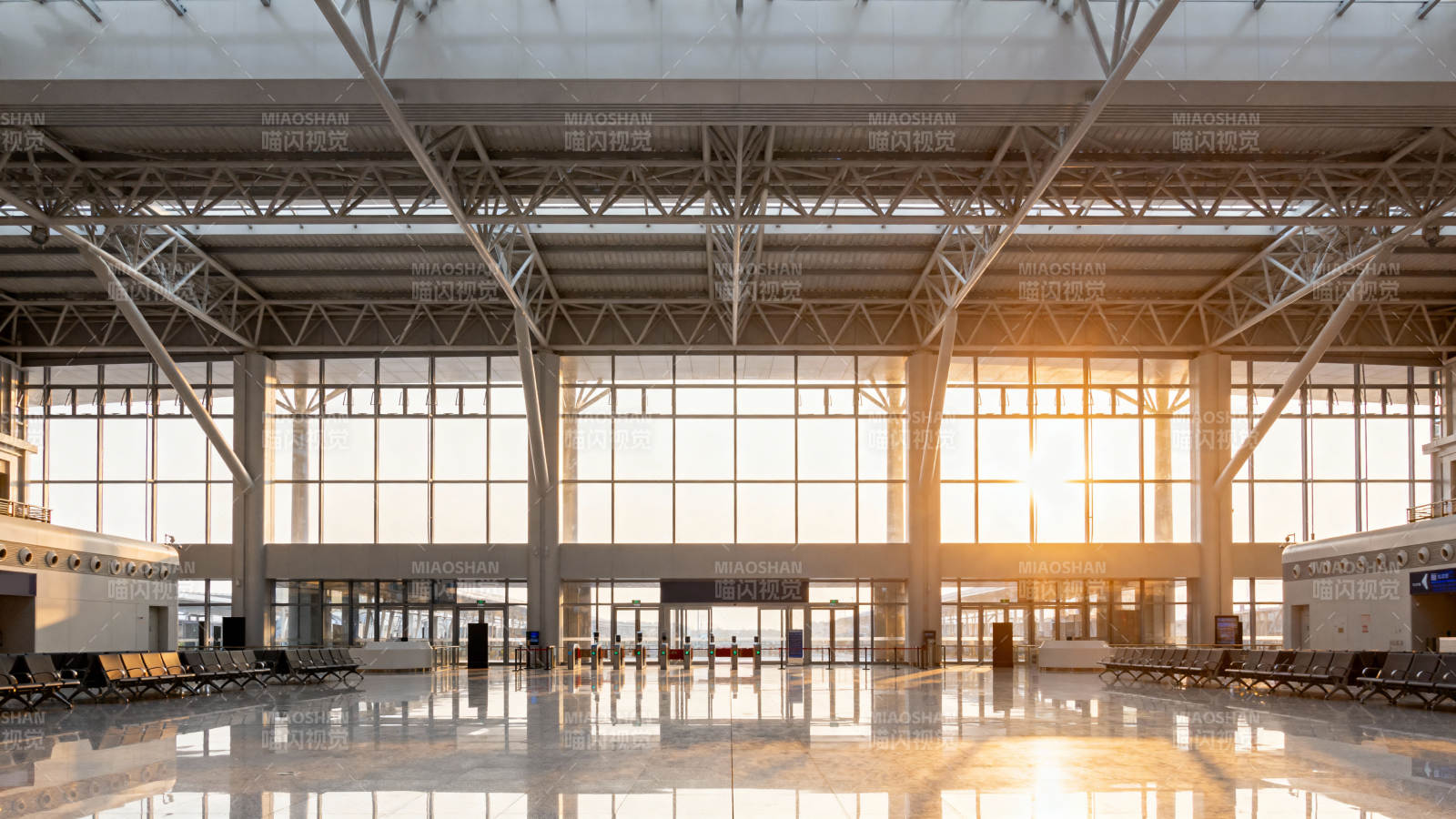 机场大厅晨光图片