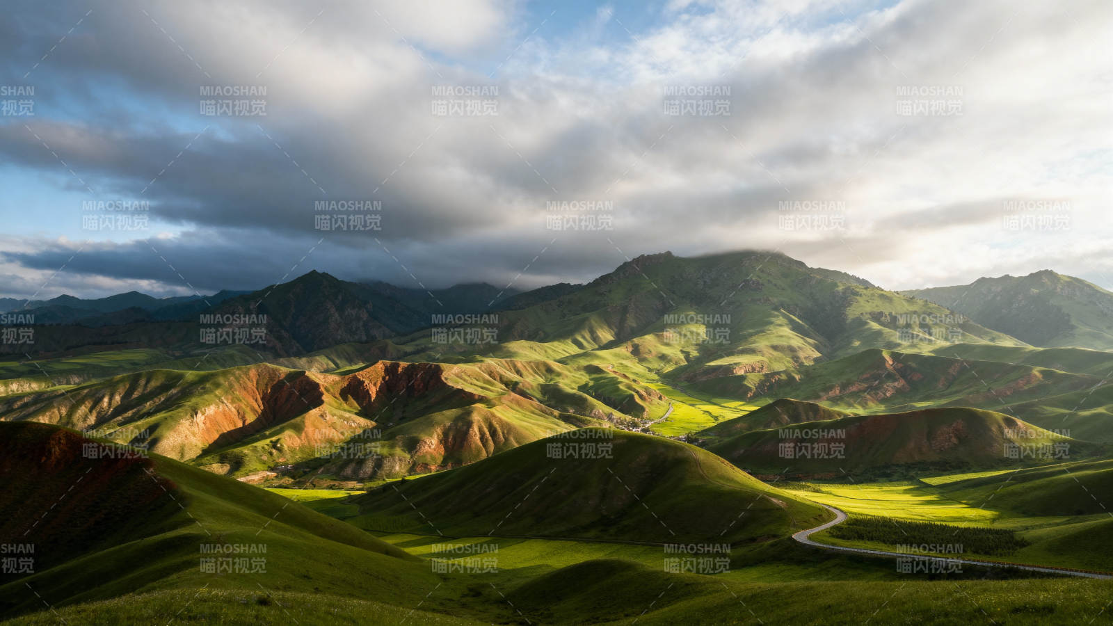 绿野山峦云影图片