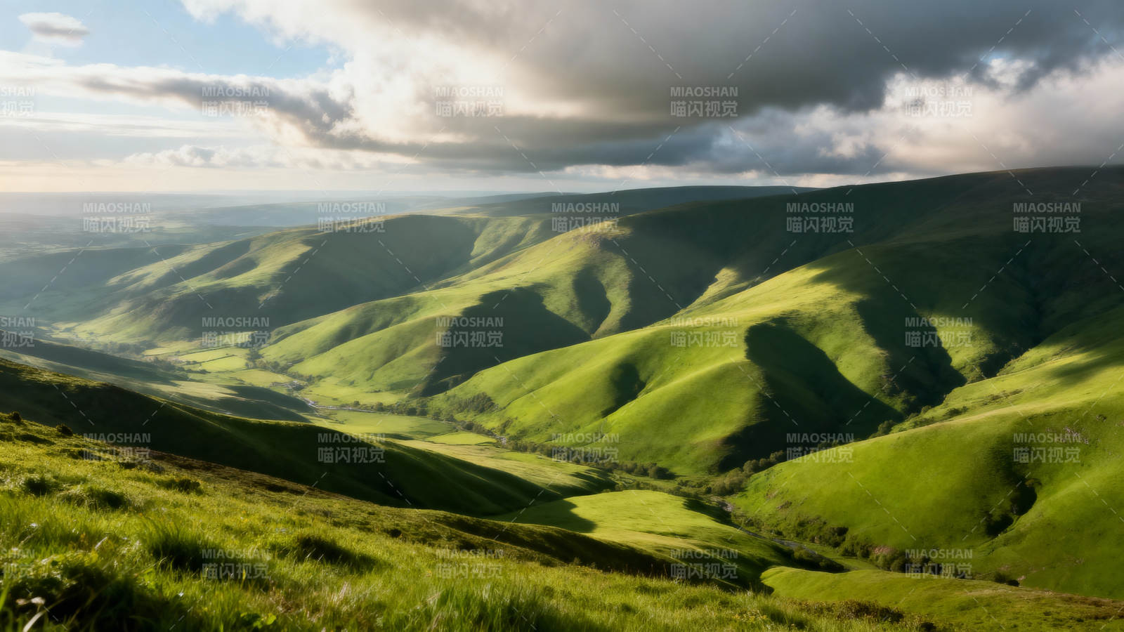 翠绿山谷风光图片