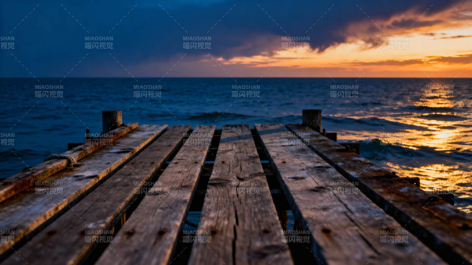 暮色湖畔木栈道图片