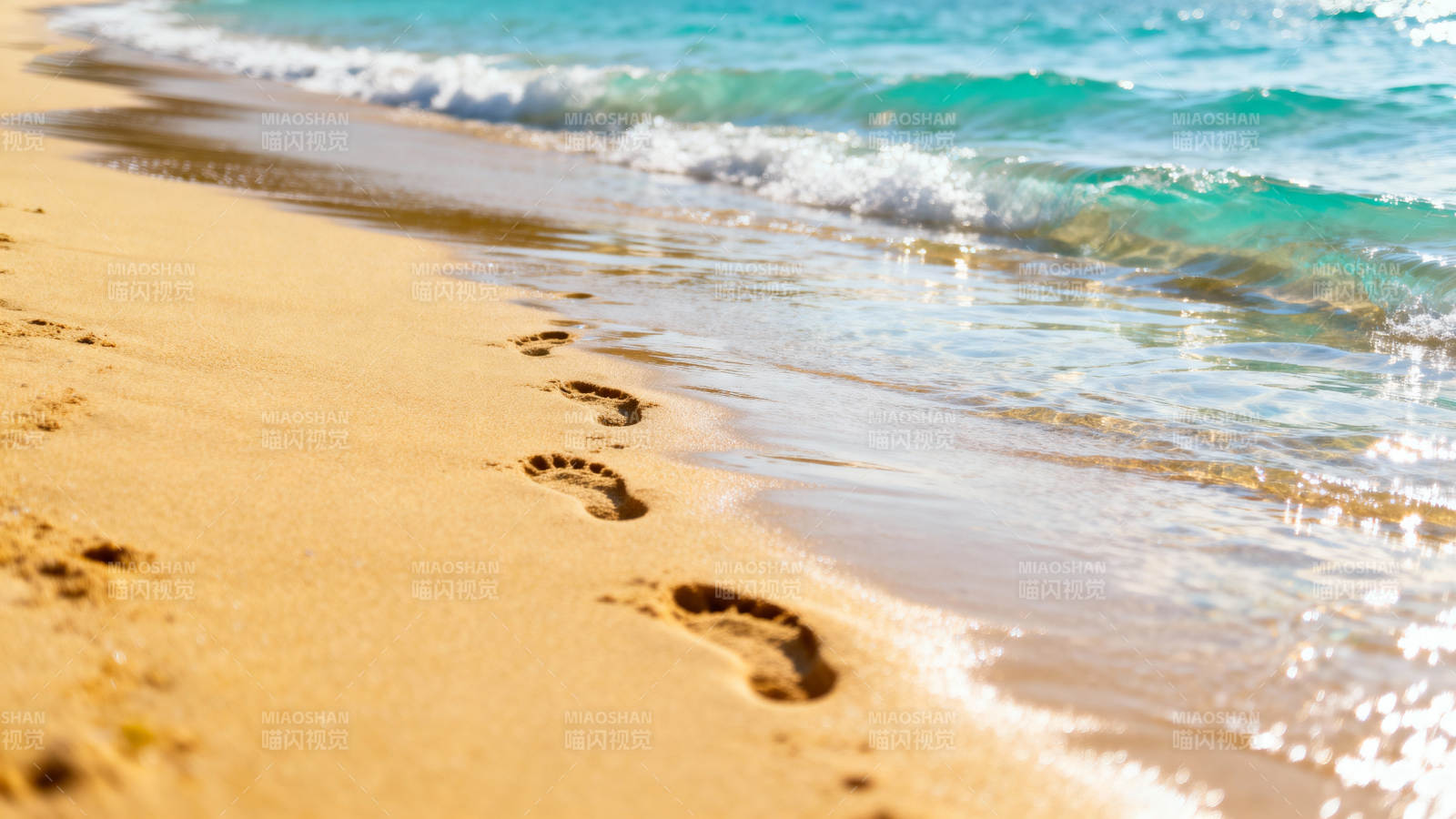 沙滩足迹与海浪图片