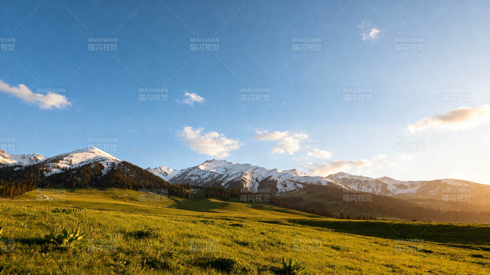 雪山草原晨光图片