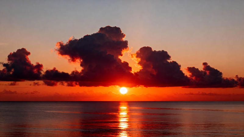 夕阳海面云影图片