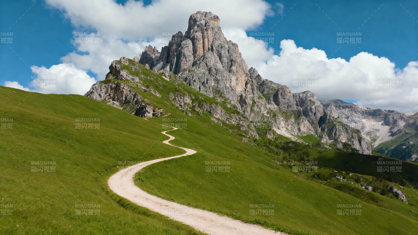 山间小径蜿蜒前行图片