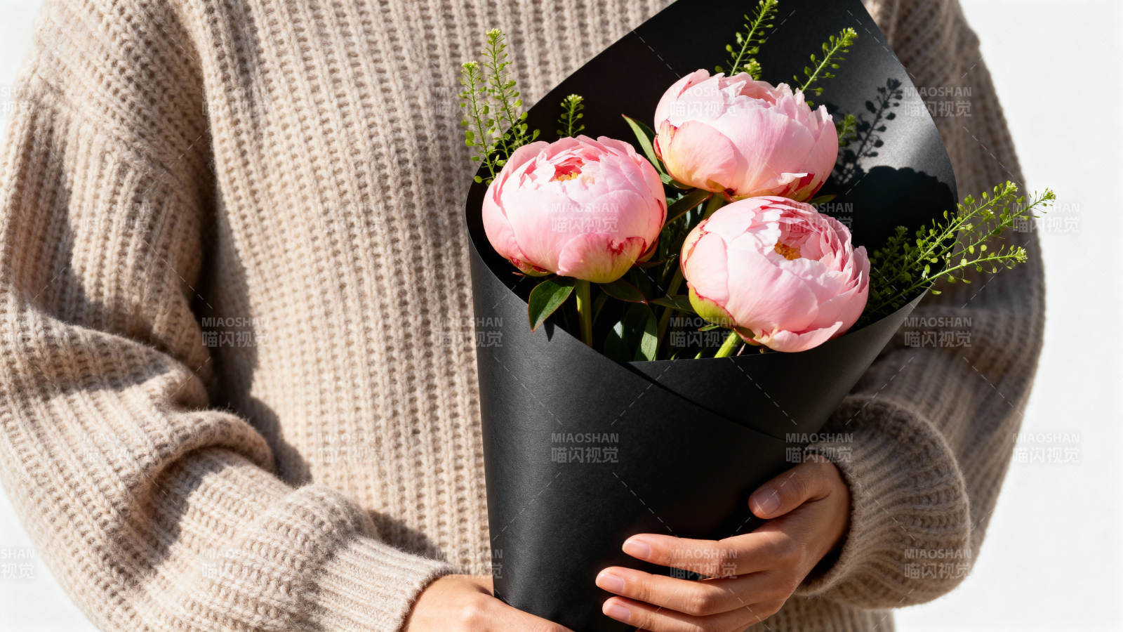手捧粉色花束图片