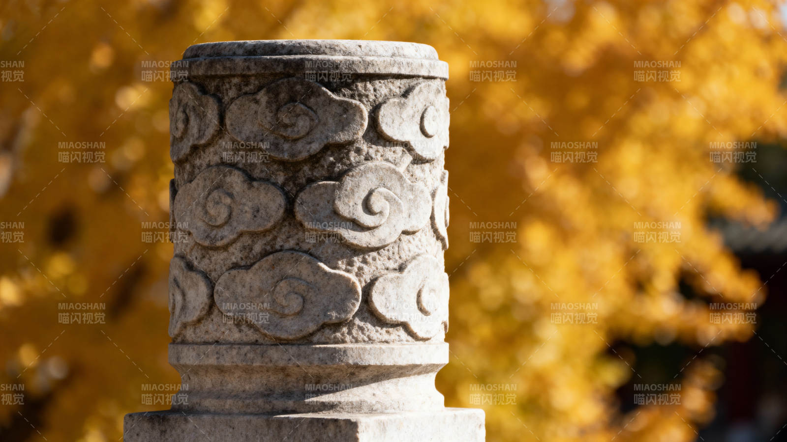 秋日石柱云纹图片