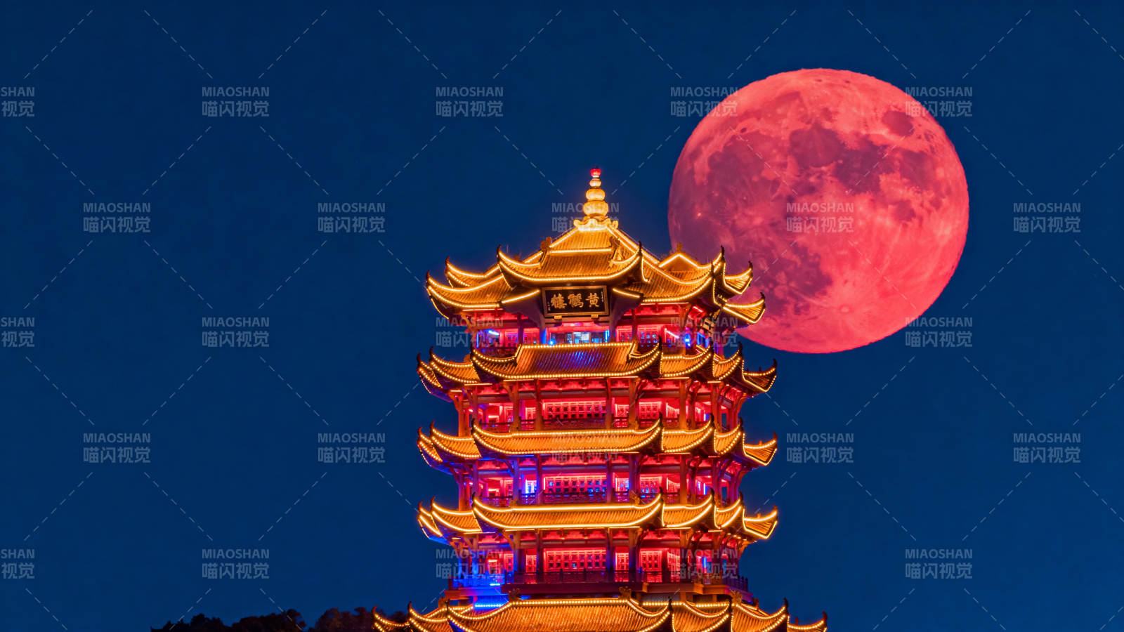 红月映古塔图片