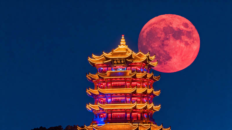 红月映古塔图片