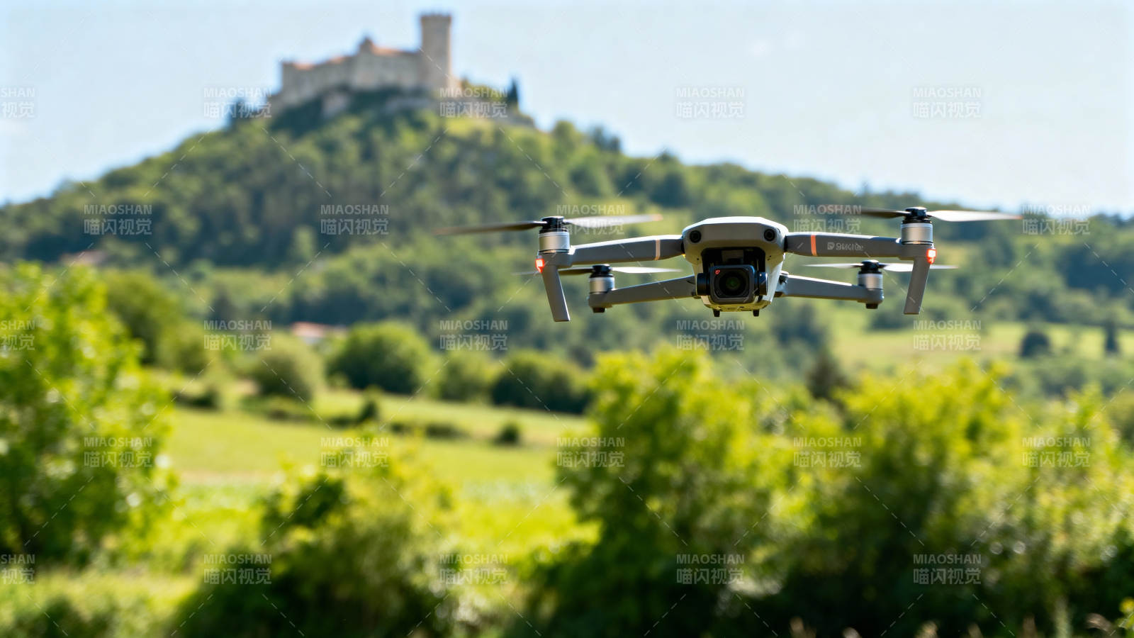 无人机飞越山丘图片