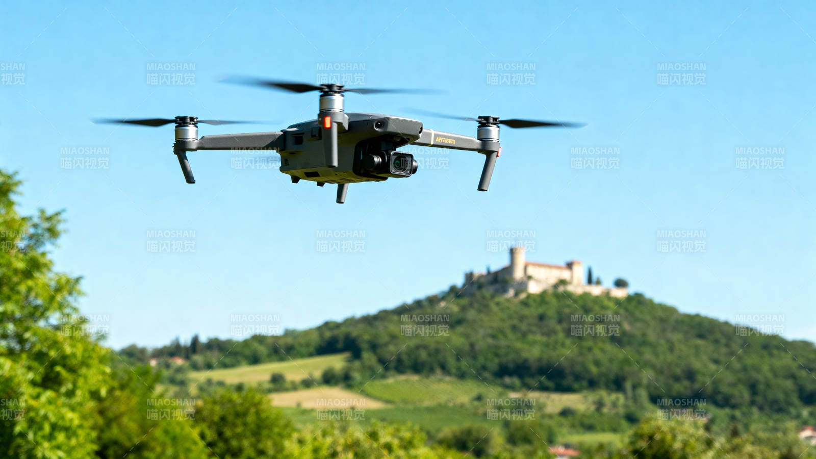 无人机飞越古堡山图片