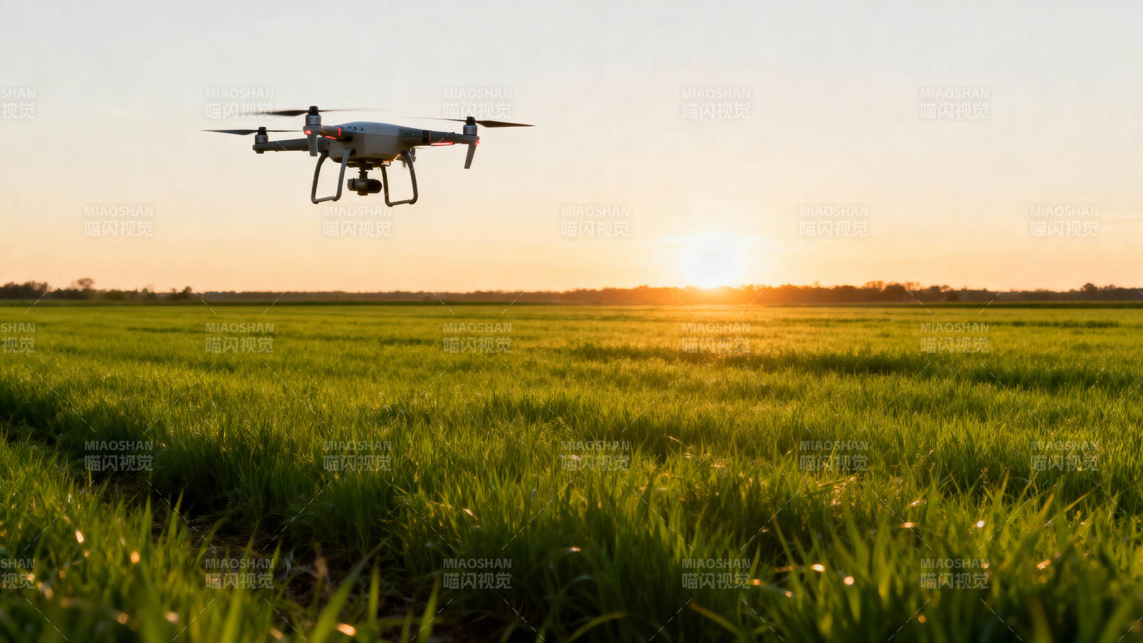 无人机飞越田野图片