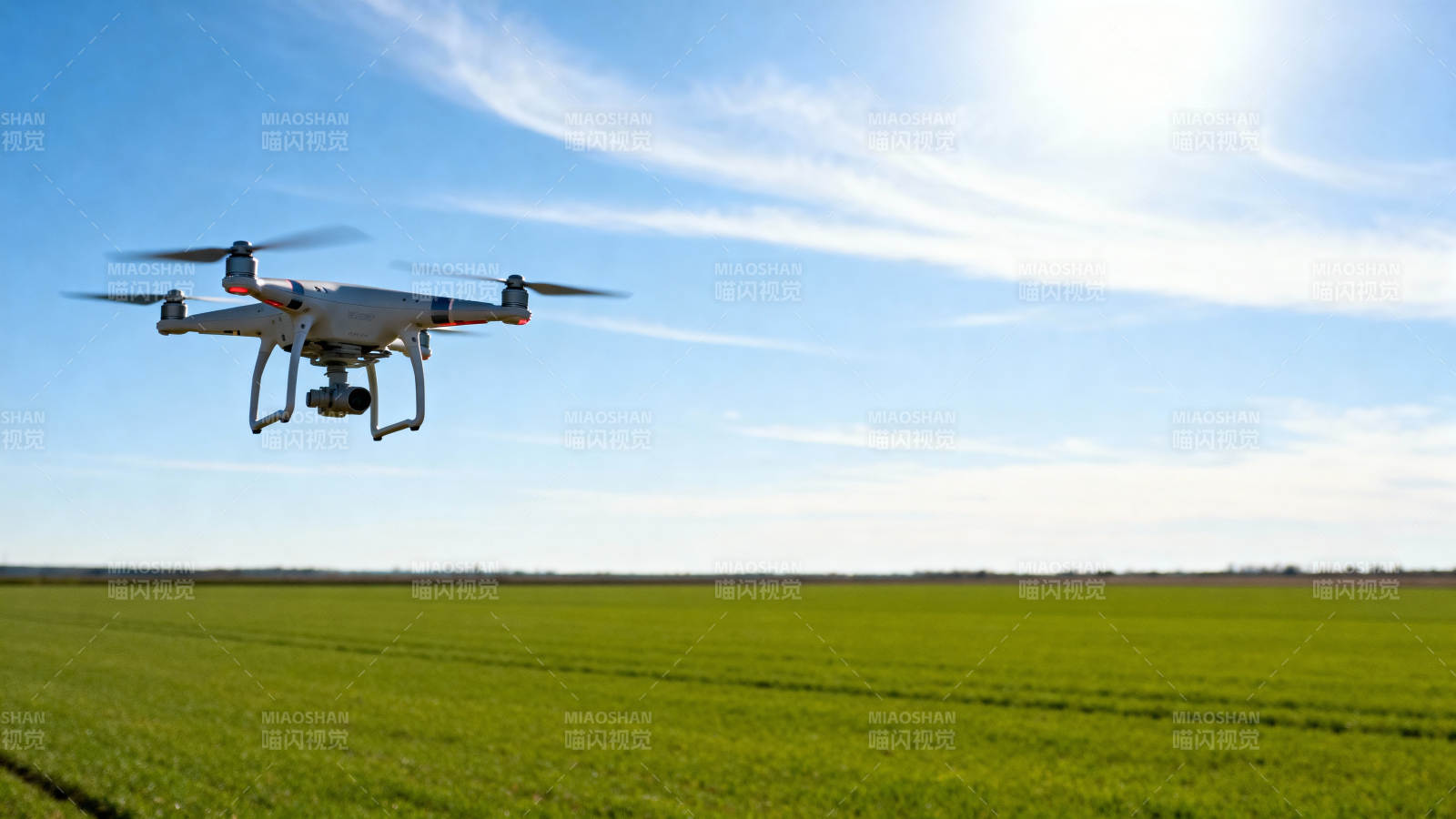 无人机飞越绿野图片