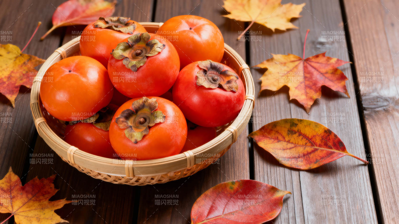秋日柿子满篮香图片