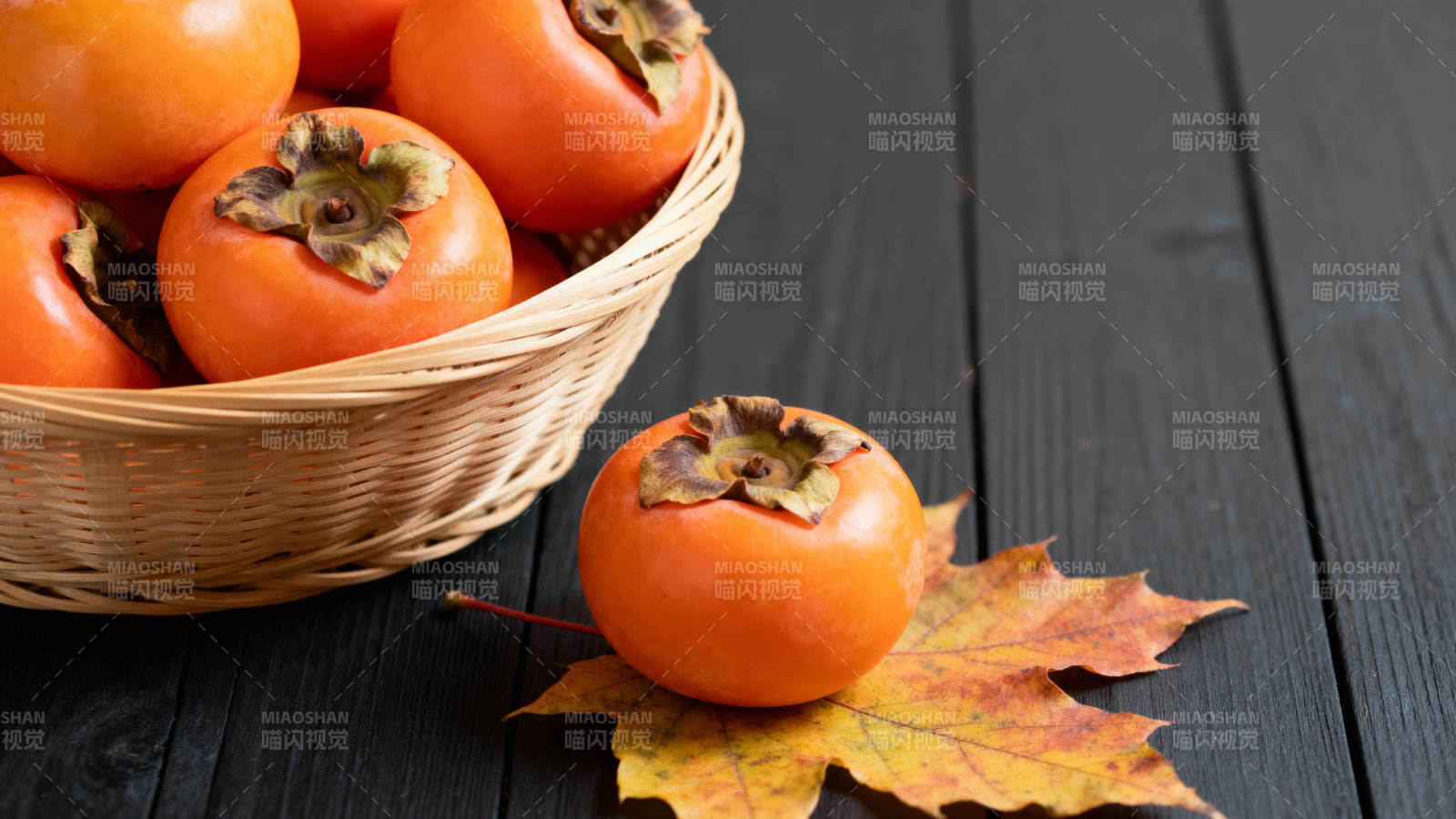 柿子秋叶静谧图图片