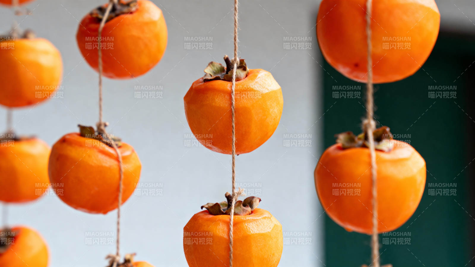 柿子串串挂枝头图片