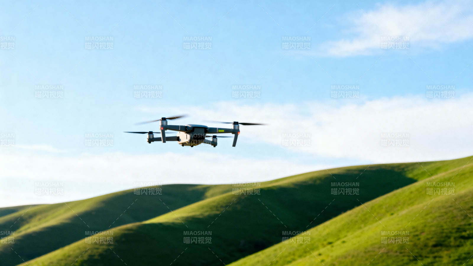 无人机飞越绿野图片