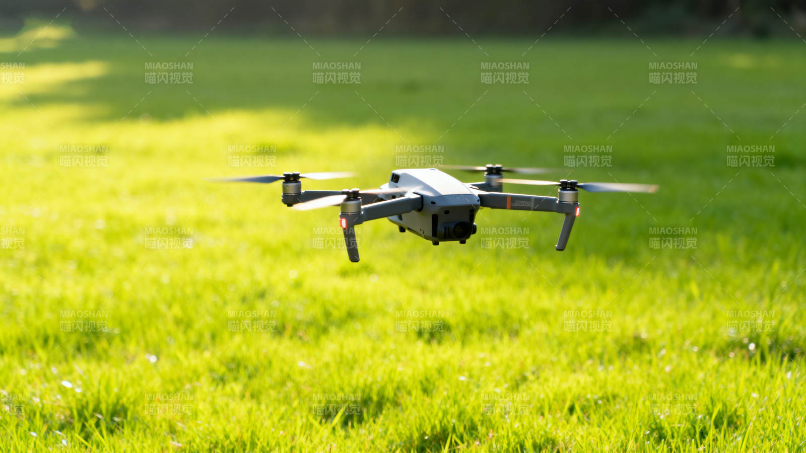 无人机飞越绿草地图片