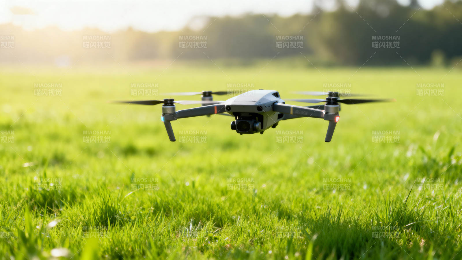 无人机飞越绿草地图片