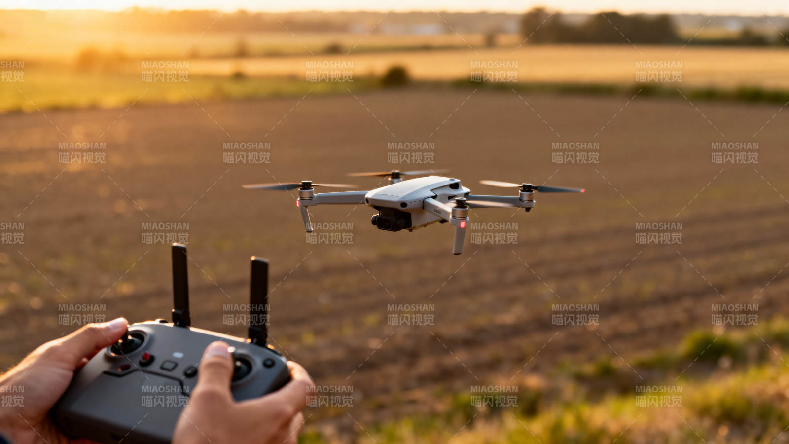 无人机田野飞行图片