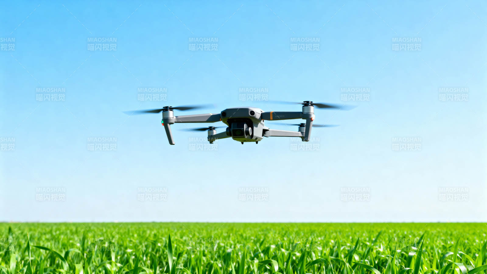 无人机飞越绿野图片